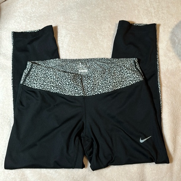 Nike Pants - SUMMER CLEARANCE: NIKE Woman’s  Capri leggings, EUC, size Medium